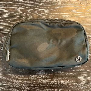 NWT Everywhere Belt Bag Black Camo